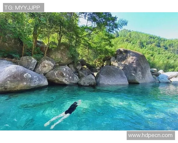 阳光下的清凉世界，室外泳池让你享受夏日无限畅泳乐趣